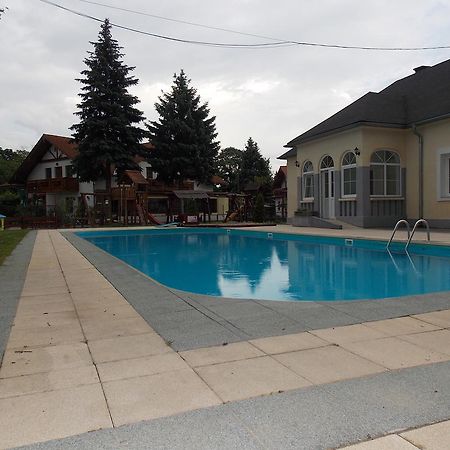 Hotel Family Balatonföldvár Esterno foto